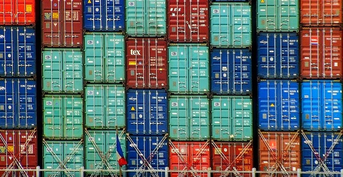 整齐搭在一块的集装箱