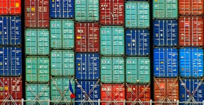 整齐搭在一块的集装箱