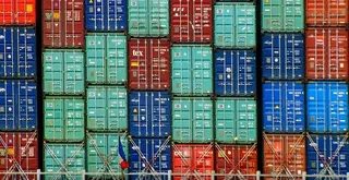 整齐搭在一块的集装箱