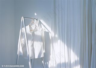 家俱饰品-铁架子上挂着的白衬衣