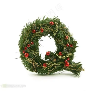 松枝与圣诞球组成的字母Q