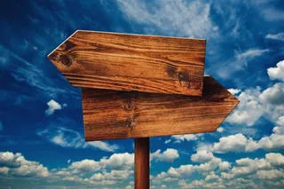 蓝天下的指示牌图片