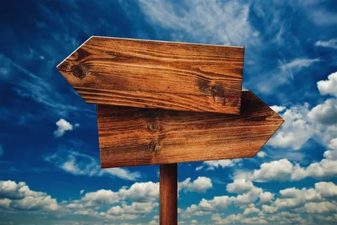 蓝天下的指示牌图片 蓝天下的指示牌图片