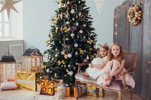 大圣诞树和两个女孩 大圣诞树和两个女孩