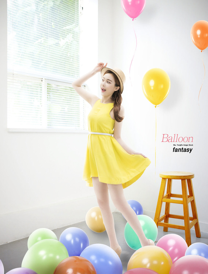 蓝天美女气球海报