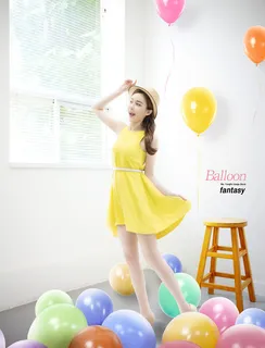 蓝天美女气球海报 蓝天美女气球海报