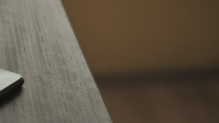 木桌上的智能手机