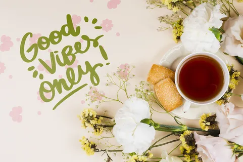 花朵背景与早餐装扮PSD素材