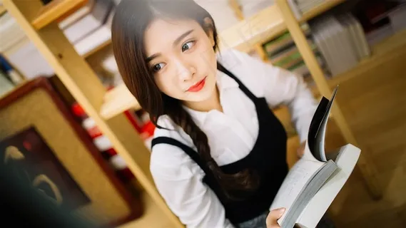 黄色调美女图书馆高清大图