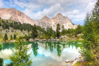 阿尔姆山脉湖泊图片