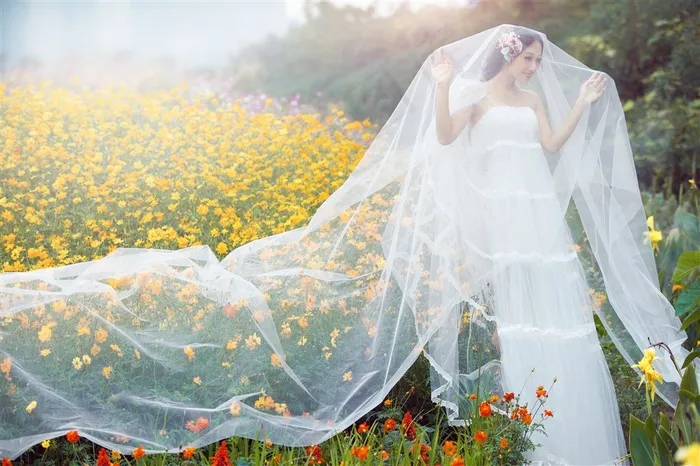 甜蜜恋人情定花海浪漫婚纱高清摄影