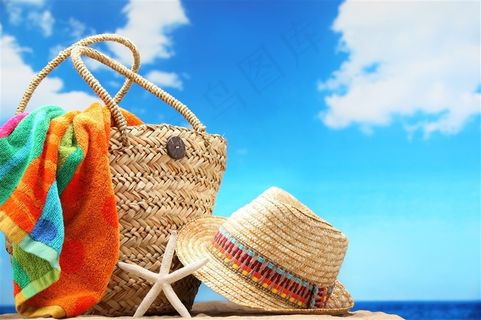 篮子草帽蓝天海洋风景画