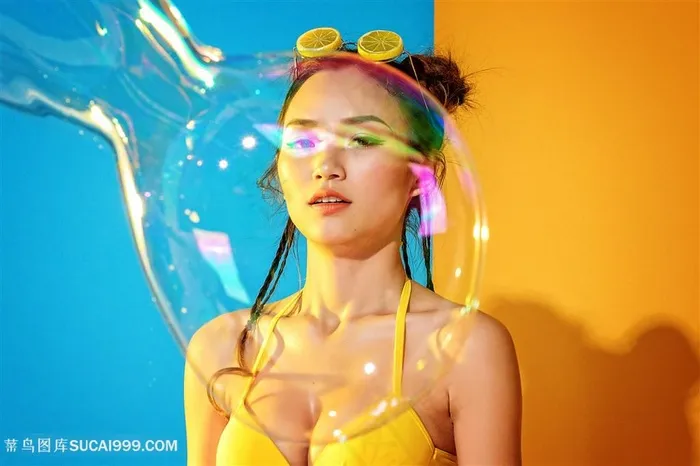 时尚比基尼泳装美女玩泡泡