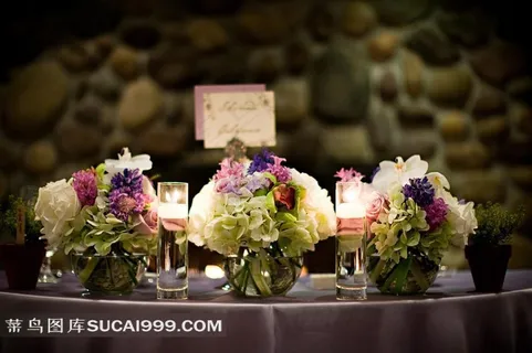 餐桌上的鲜花和蜡烛摄影图片