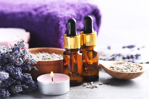 护肤精油与点燃的蜡烛摄影高清图片