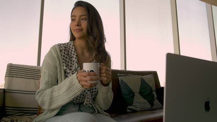 女人坐在沙发上喝咖啡