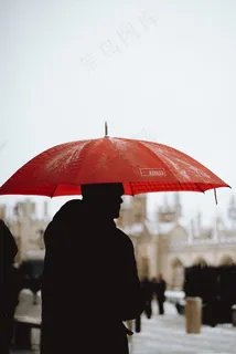 一个人打伞淋雨图片 一个人打伞淋雨图片
