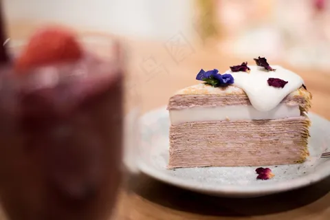 多层奶油蛋糕块图片