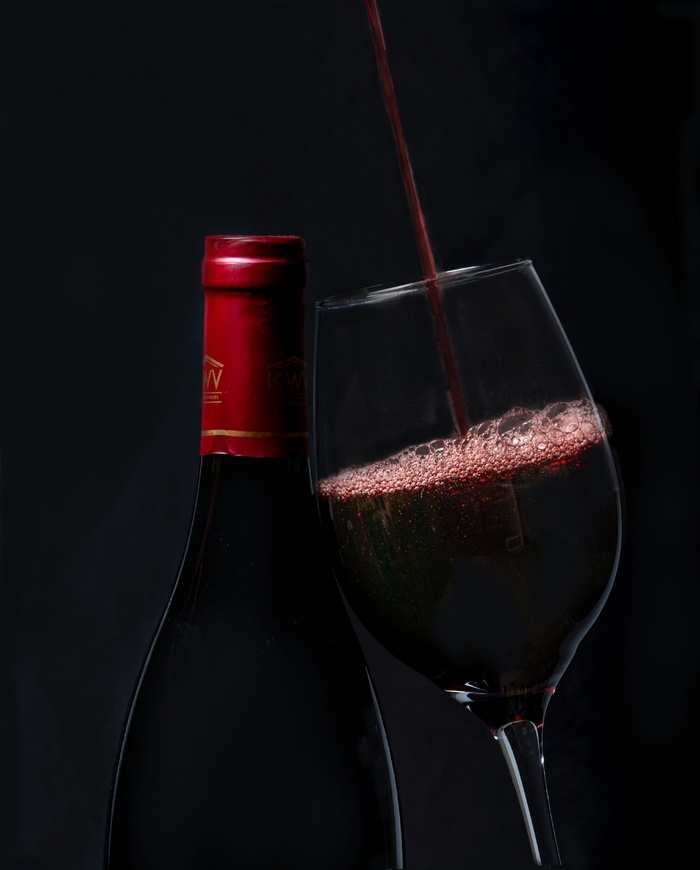 倾斜式倒红酒图片