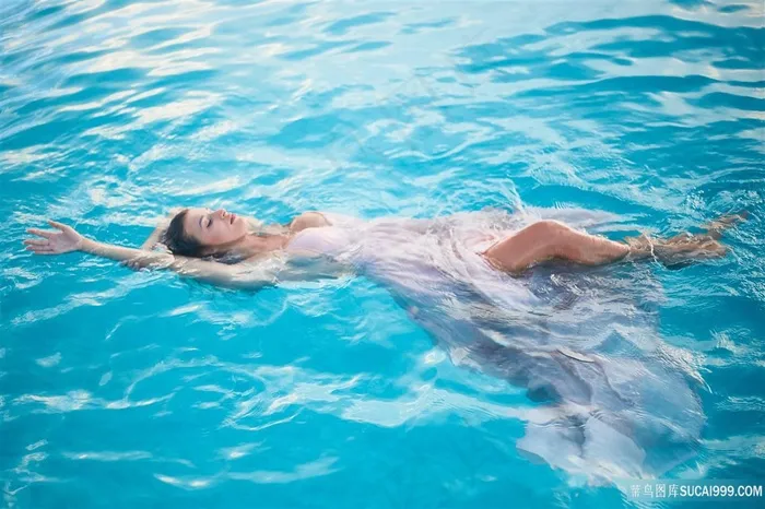 漂浮在水面上的美女图片