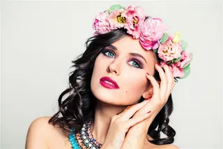 戴着花环的美女高清图片