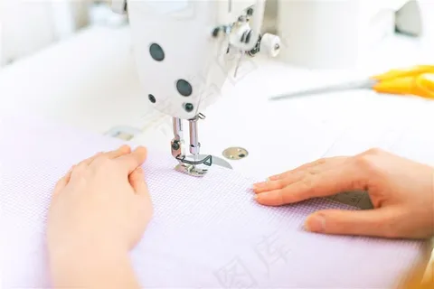 操作缝纫机的工人图片 操作缝纫机的工人图片