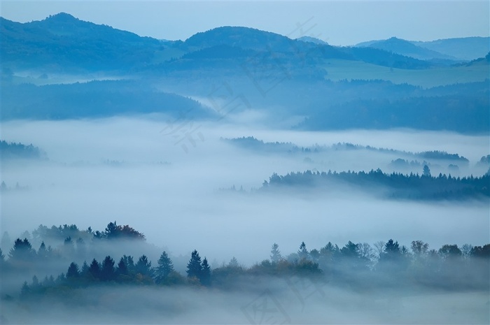 山峦山峰迷雾高清风景图片