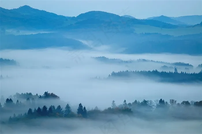山峦山峰迷雾高清风景图片