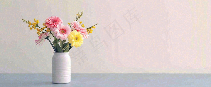 简约的墙面前有一瓶鲜花花束绿植，鲜艳清新新鲜室内装饰摄影图(1680x696)