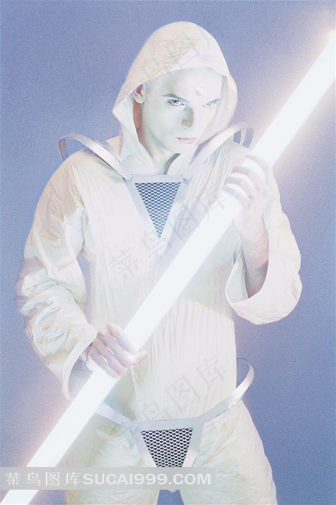 拿着灯管的另类机器人