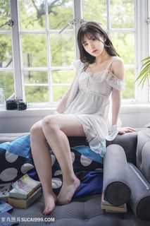 坐在窗户边的高清清纯女生图片