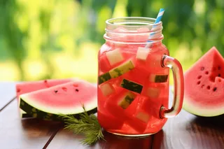 夏日在木桌上冰西瓜汁饮料摄影图