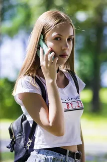 打电话的侧颜美女图片 打电话的侧颜美女图片