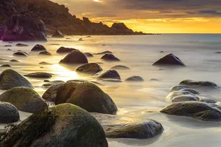 唯美海滩岩石山水风景图片