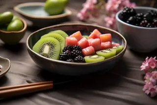 碗里装的水果猕猴桃树莓摄影图 