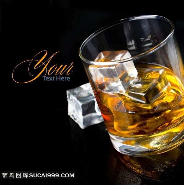 玻璃杯里的酒水与冰块