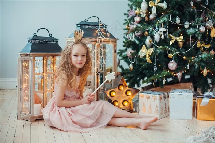 漂亮的金发女孩和圣诞树