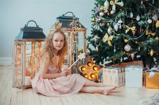 漂亮的金发女孩和圣诞树