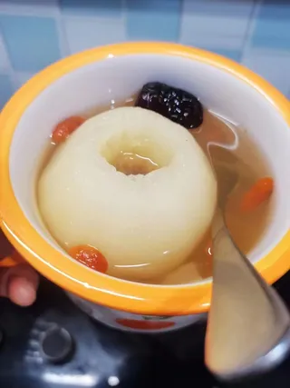 川贝冰糖枸杞大枣银耳炖梨网红菜品菜谱小吃实拍图片