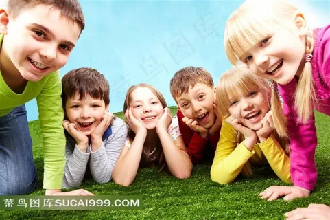 一起趴在草地上的儿童图片素材