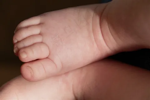 婴儿粉嫩的脚丫摄影图片 婴儿粉嫩的脚丫摄影图片