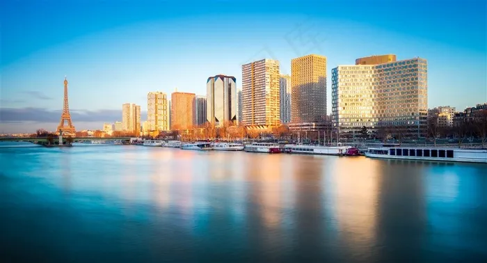 湖岸上的高楼图片