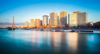 湖岸上的高楼图片