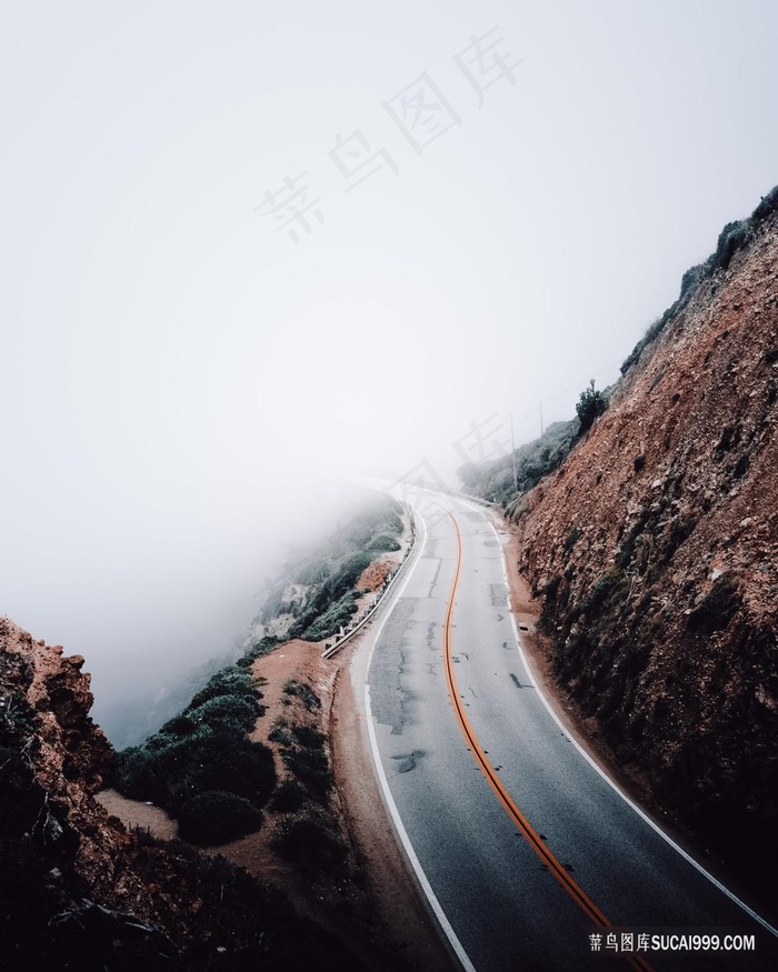 大雾笼罩的蜿蜒公路图片