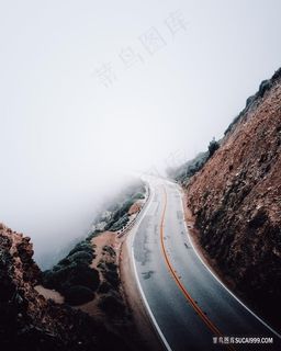 大雾笼罩的蜿蜒公路图片