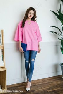 靠在墙边的高清韩国气质美女模特图片