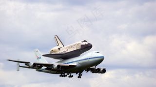 两架飞机飞