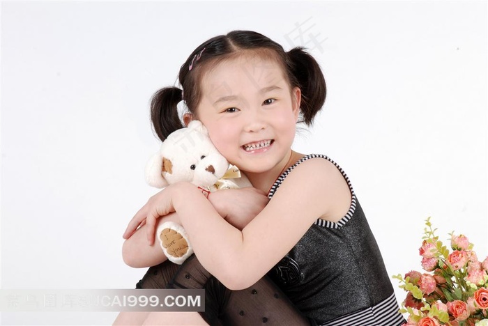 抱小熊的可爱小女孩素材