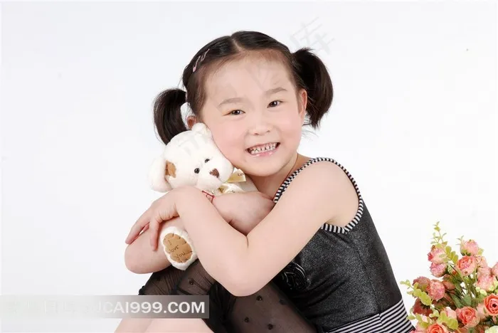 抱小熊的可爱小女孩素材