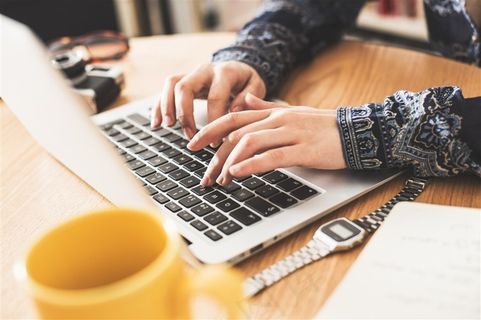 正在认真敲击键盘的工作人员高清图片 正在认真敲击键盘的工作人员高清图片